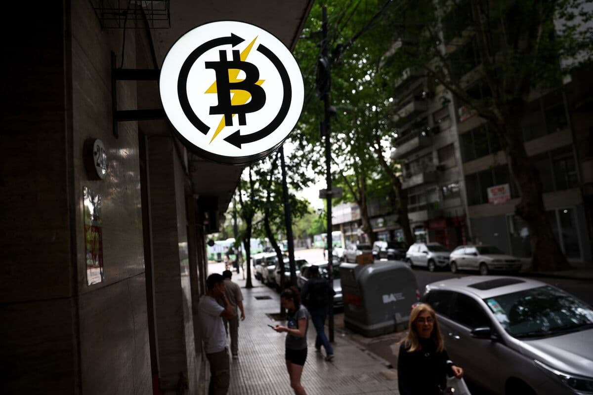 Strategy CEO's $1.4 Billion Reserve: A Shield Against Bitcoin Sell-Off Fears?