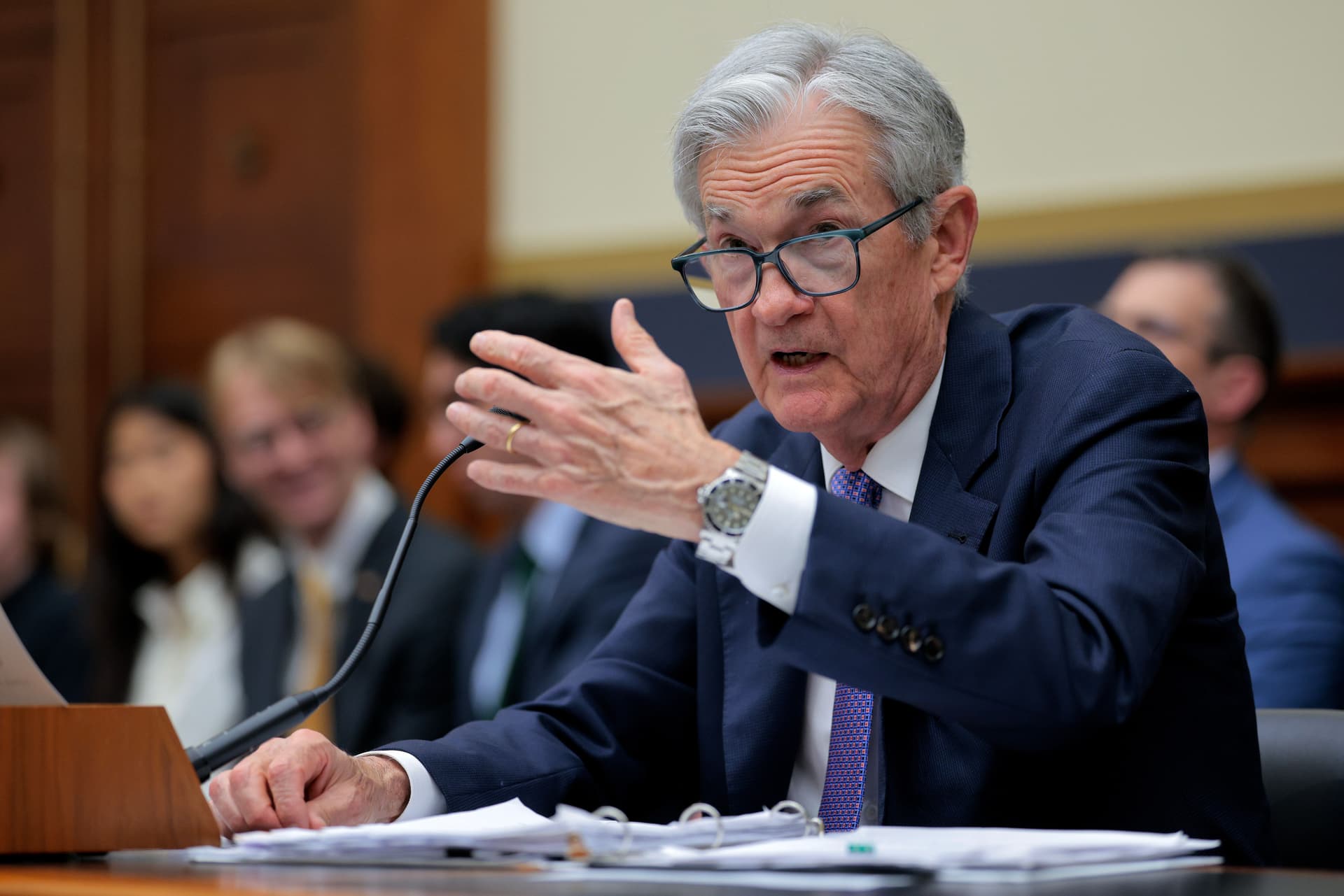 Bitcoin Plummets Below $116K Following Powell's Hawkish Fed Remarks